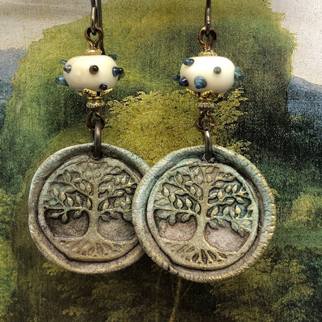 Boucles d'oreilles bohèmes composées de pendentifs artisanaux en céramique représentant un arbre au magnifique feuillage. Pièces uniques.