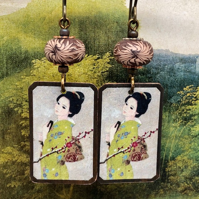Boucles d'oreilles bohèmes composées de pendentifs artisanaux en cuivre illustré représentant une geisha. Pièces uniques.
