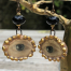 Boucles d'oreilles composées de pendentifs artisanaux en céramique et de perles Lampwork. Crochets d'oreilles en laiton. Pièces uniques.