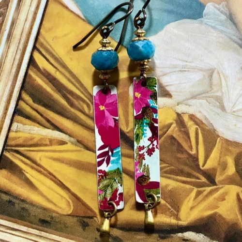 Boucles d'oreilles boheme florales composées de pendentifs artisanaux en cuivre illustré et de perles en apatite turquoise.