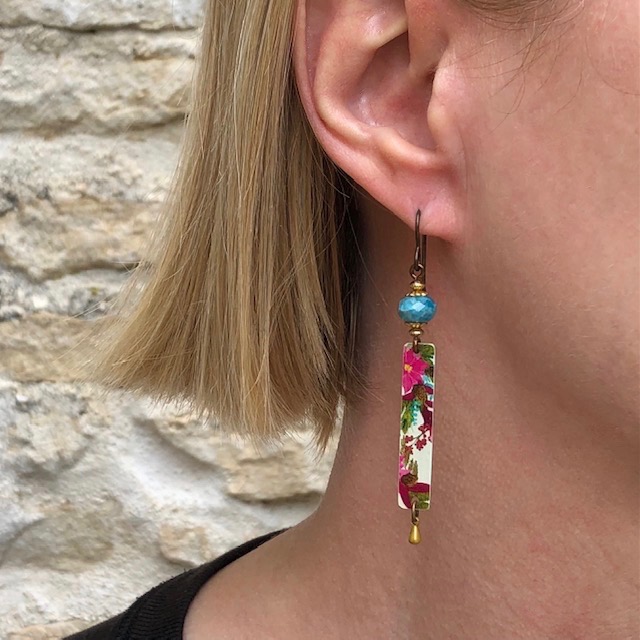 Boucles d'oreilles boheme florales composées de pendentifs artisanaux en cuivre illustré et de perles en apatite turquoise.