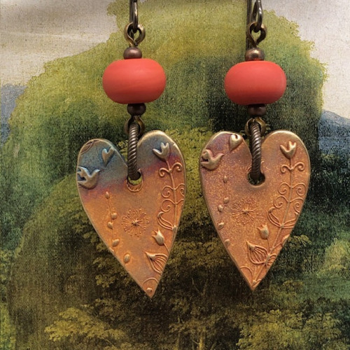 Boucles d'oreilles asymétriques coeurs terracotta composées de pendentifs en bronze et de perles lampwork. Bijoux uniques de créateur.