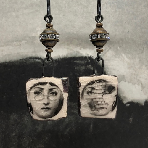 Boucles d'oreilles Piero Fornasetti composées de pendentifs artisanaux en céramique avec le portrait de Lina Cavalieri. Bijoux uniques.
