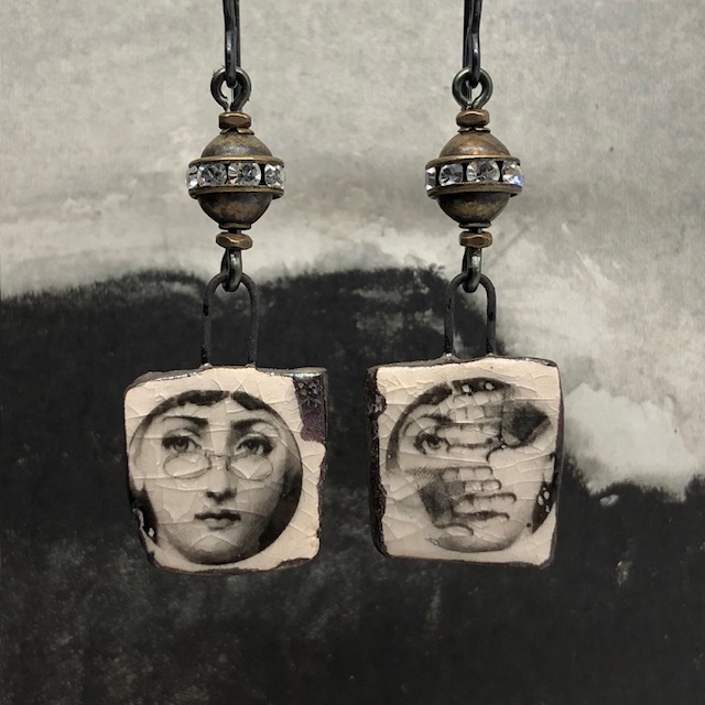 Boucles d'oreilles Piero Fornasetti composées de pendentifs artisanaux en céramique avec le portrait de Lina Cavalieri. Bijoux uniques.