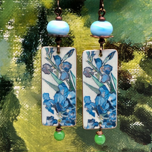 Longues boucles d’oreilles composées de pendentifs en cuivre qui reprennent les Iris de Van Gogh. Bijoux uniques de créateur.