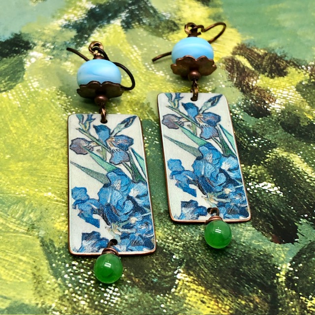 Longues boucles d’oreilles composées de pendentifs en cuivre qui reprennent les Iris de Van Gogh. Bijoux uniques de créateur.
