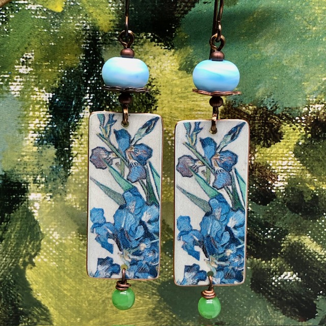 Longues boucles d’oreilles composées de pendentifs en cuivre qui reprennent les Iris de Van Gogh. Bijoux uniques de créateur.
