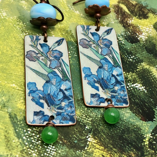 Longues boucles d’oreilles composées de pendentifs en cuivre qui reprennent les Iris de Van Gogh. Bijoux uniques de créateur.
