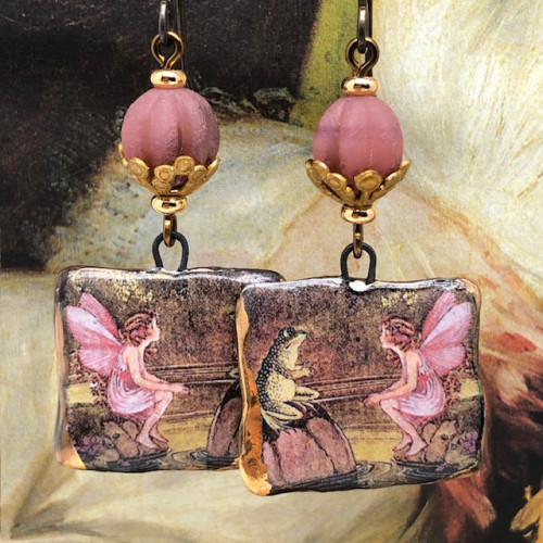 Boucles d'oreilles uniques composées de pendentifs en céramique qui reprennent une illustration d'Ida Rentoul Outhwaite, The Fairy and the Frog.