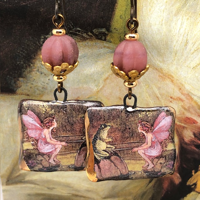 Boucles d'oreilles uniques composées de pendentifs en céramique qui reprennent une illustration d'Ida Rentoul Outhwaite, The Fairy and the Frog.