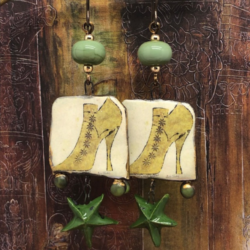 Boucles d’oreilles Pop art composées de pendentifs en céramique reprenant une lithographie d'Andy Warhol, une chaussure vert kaki. Bijoux uniques.