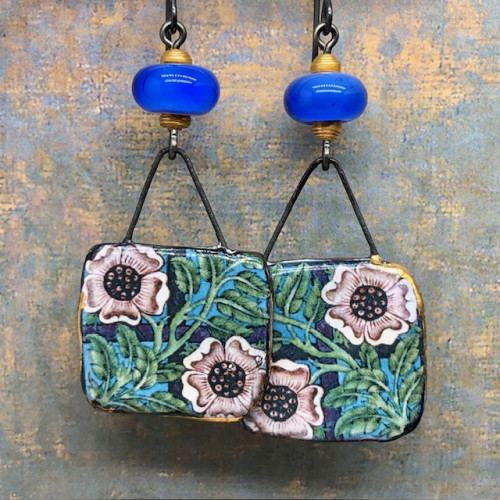 Boucles d'oreilles bohèmes composées de pendentifs en céramique avec un motif Rose and Trellis créé par William de Morgan. Bijoux uniques