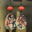 Boucles d'oreilles orange et vert pâle, composées de pendentifs en cuivre émaillé au motif abstrait, composé de lignes et de courbes. Bijoux uniques.