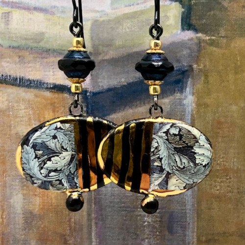Boucles d'oreilles asymétriques composées de pendentifs en céramique avec des feuilles d'acanthe, un motif créé par William Morris. Bijoux uniques.