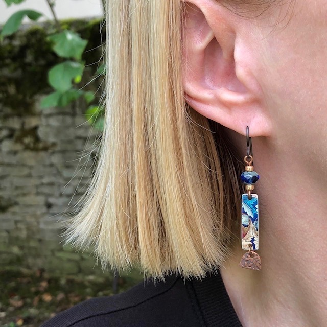 Boucles d'oreilles composées de pendentifs artisanaux en cuivre illustré et de perles en verre tchèque. Crochets d'oreilles en niobium. Pièces uniques.