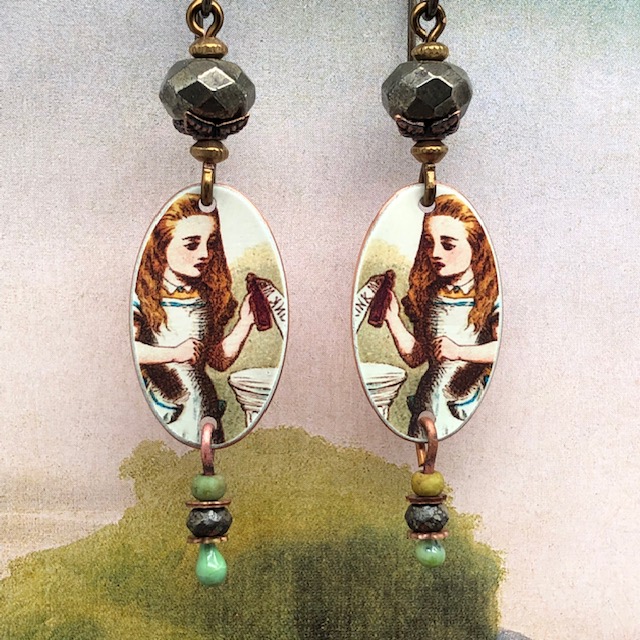 Boucles d'oreilles Alice au pays des merveilles composées de pendentifs en cuivre illustré et de perles en pyrite. Pièces uniques.