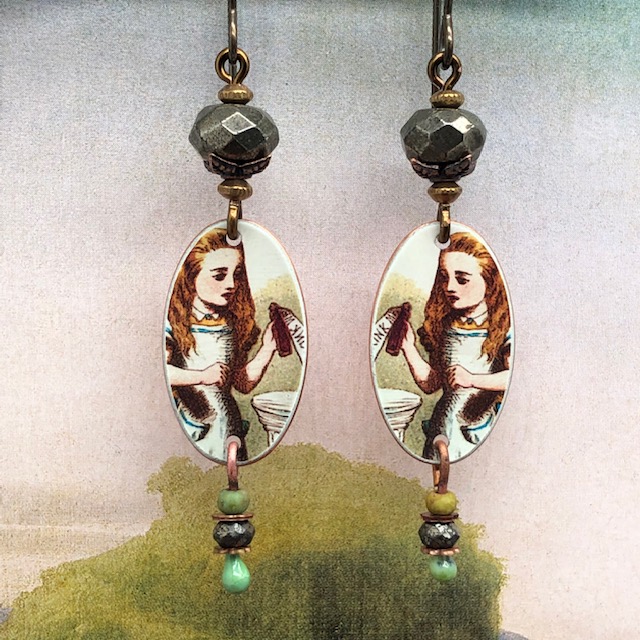 Boucles d'oreilles Alice au pays des merveilles composées de pendentifs en cuivre illustré et de perles en pyrite. Pièces uniques.