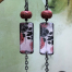 Boucles d'oreilles composées de pendentifs artisanaux en cuivre émaillé et de perles en pâte polymère. Crochets d'oreilles en niobium. Pièces uniques.