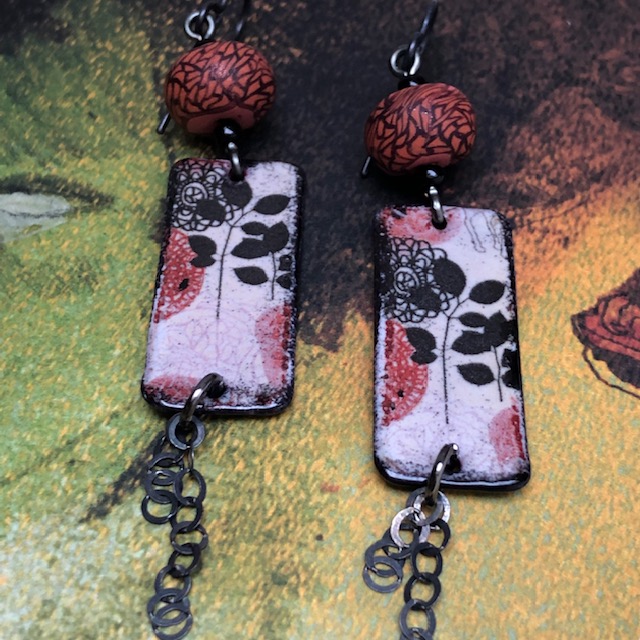 Boucles d'oreilles composées de pendentifs artisanaux en cuivre émaillé et de perles en pâte polymère. Crochets d'oreilles en niobium. Pièces uniques.