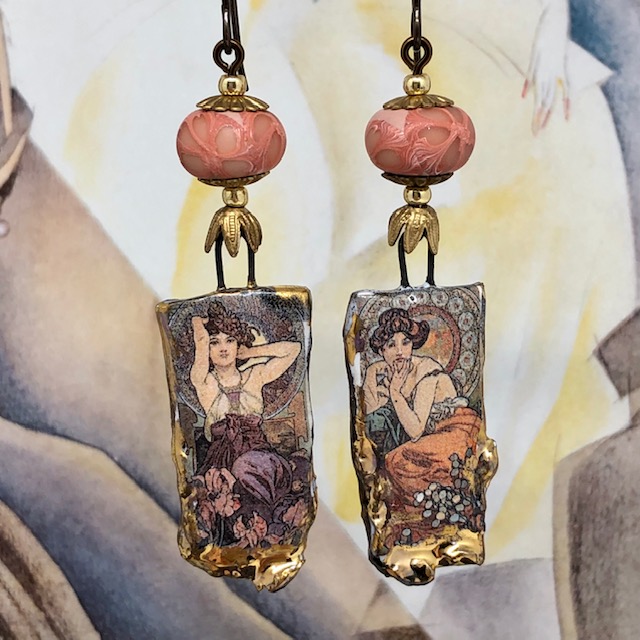 Boucles d'oreilles de style Art Nouveau en céramique, représentant deux tableaux d'Alfons Mucha.