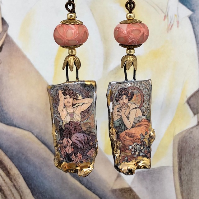 Boucles d'oreilles de style Art Nouveau en céramique, représentant deux tableaux d'Alfons Mucha.