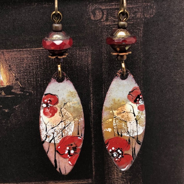 Boucles d'oreilles bohèmes composées de pendentifs, peints à la main, en cuivre émaillé qui représentent des anémones rouges. Bijoux uniques.