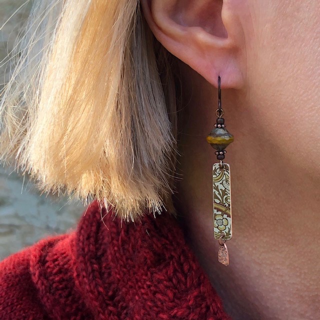 Boucles d'oreilles composèes de pendentifs artisanaux en cuivre illustré et de perles tchèques. Crochets d'oreilles en niobium. Pièces uniques.
