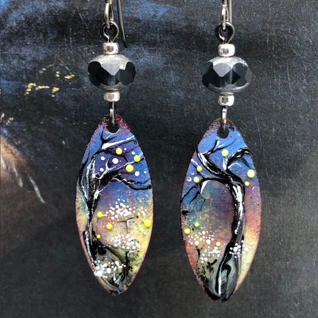 Boucles d'oreilles poétiques composées de pendentifs en cuivre émaillé, qui représentent un paysage hivernal et de perles en verre tchèques. Bijoux uniques.