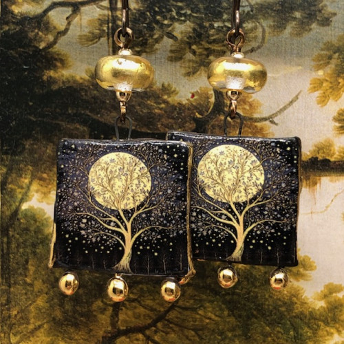 Boucles d’oreilles bohèmes composées de pendentifs en céramique qui représente un paysage féerique en noir et or. Bijoux unique de créateur.