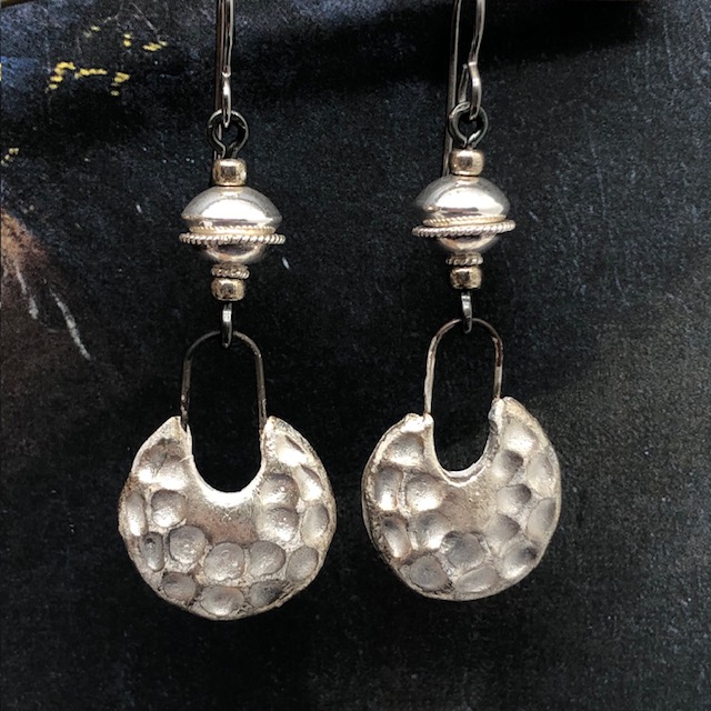Boucles d'oreilles argent composées de pendentifs artisanaux en céramique avec une forme de demi-cercle et de perles en argent de Bali. Bijoux uniques.