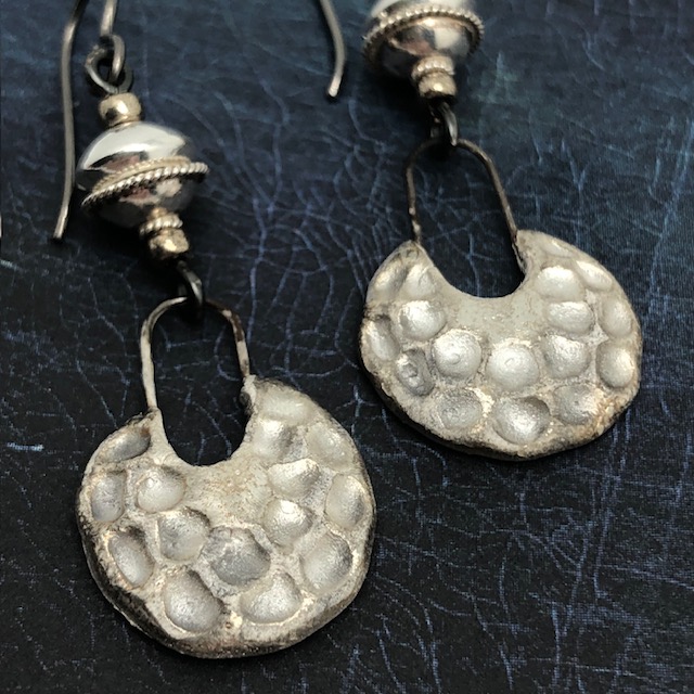 Boucles d'oreilles argent composées de pendentifs artisanaux en céramique avec une forme de demi-cercle et de perles en argent de Bali. Bijoux uniques.
