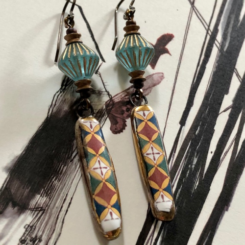 Boucles d'oreilles composées de pendentifs artisanaux en céramique et de perles en verre tchèque. Crochets d'oreilles en laiton. Pièces uniques.