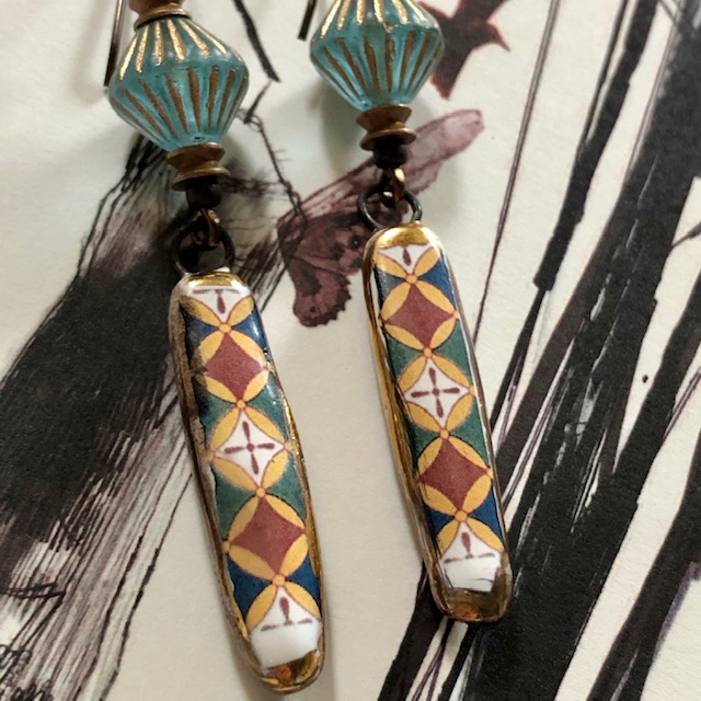 Boucles d'oreilles composées de pendentifs artisanaux en céramique et de perles en verre tchèque. Crochets d'oreilles en laiton. Pièces uniques.