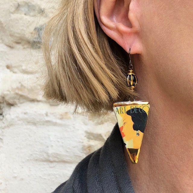 Boucles d'oreilles composées de pendentifs artisanaux en céramique et de perles noires en verre tchèque. Crochets d'oreilles en laiton. Pièces uniques.