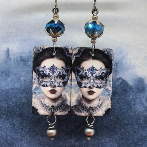 Grandes boucles d’oreilles bal masqué composées de pendentifs en cuivre émaillé bleus avec une femme portant un masque en dentelle. Bijoux uniques.