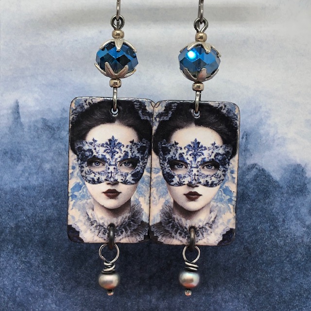 Grandes boucles d’oreilles bal masqué composées de pendentifs en cuivre émaillé bleus avec une femme portant un masque en dentelle. Bijoux uniques.