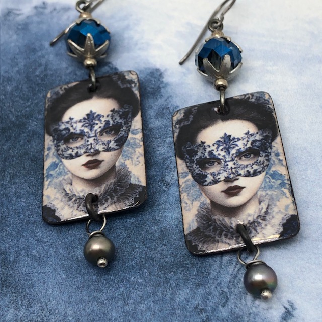 Grandes boucles d’oreilles bal masqué composées de pendentifs en cuivre émaillé bleus avec une femme portant un masque en dentelle. Bijoux uniques.