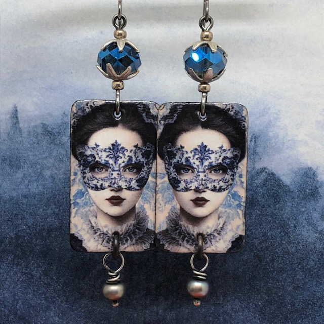 Grandes boucles d’oreilles bal masqué composées de pendentifs en cuivre émaillé bleus avec une femme portant un masque en dentelle. Bijoux uniques.