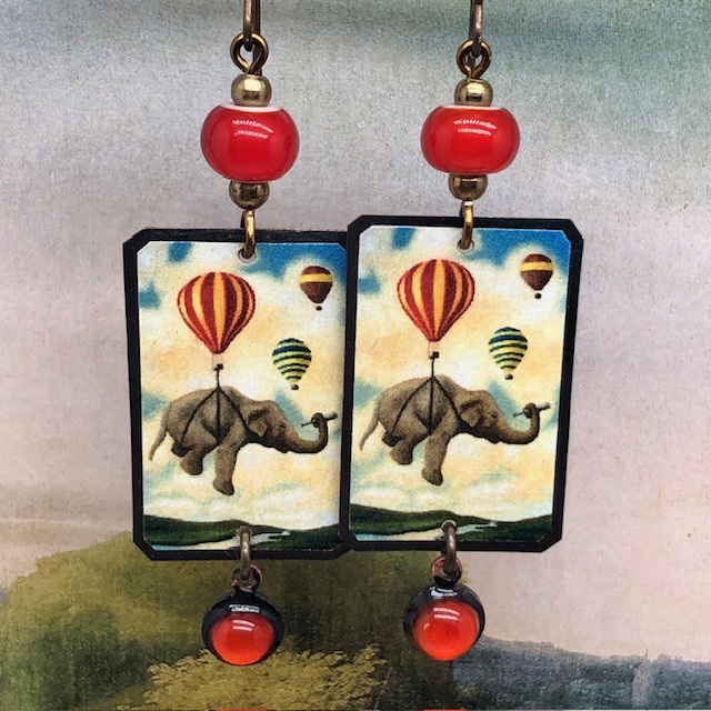 Boucles d’oreilles composées de pendentifs en cuivre illustré représentant un éléphant volant, attaché à une montgolfière. Bijoux uniques de créateur.