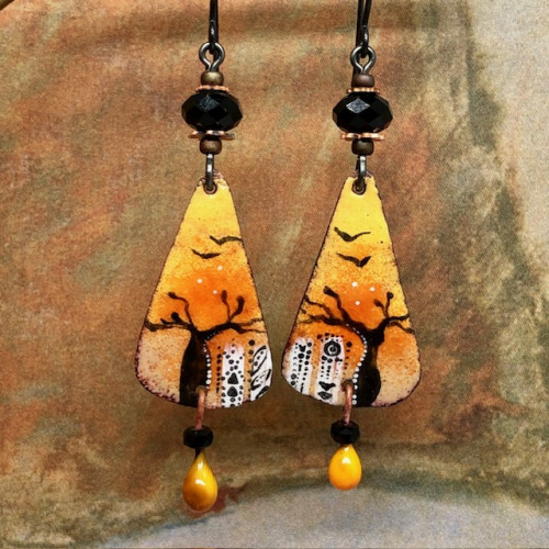 Boucles d’oreilles composées de pendentifs artisanaux en cuivre émaillé représentant un baobab noir sur un couché de soleil africain. Bijoux uniques.