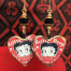 Boucles d’oreilles vintage composées de pendentifs en céramique en forme de coeur, représentant Betty Boop. Bijoux uniques.