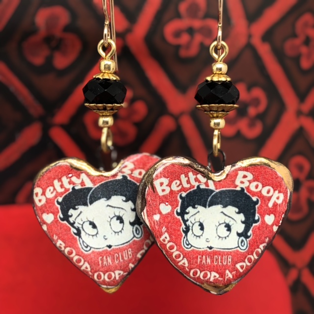 Boucles d’oreilles vintage composées de pendentifs en céramique en forme de coeur, représentant Betty Boop. Bijoux uniques.