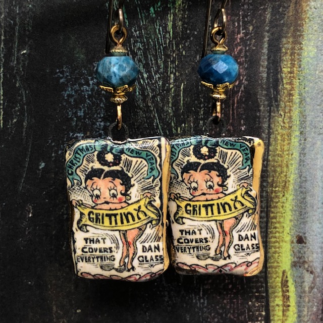 Boucles d'oreilles de créateur Betty Boop composées de pendentifs artisanaux en céramique et de perles en apatite. Bijoux uniques.