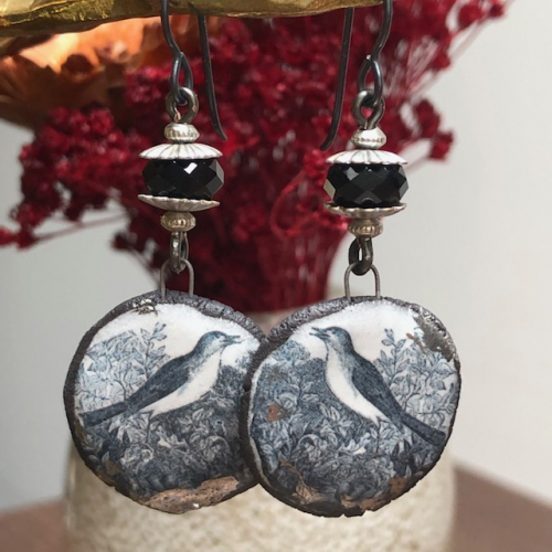 Boucles d'oreilles composées de pendentifs artisanaux en céramique et de perles facettées noires en cristal. Crochets d'oreilles en niobium. Pièces uniques.