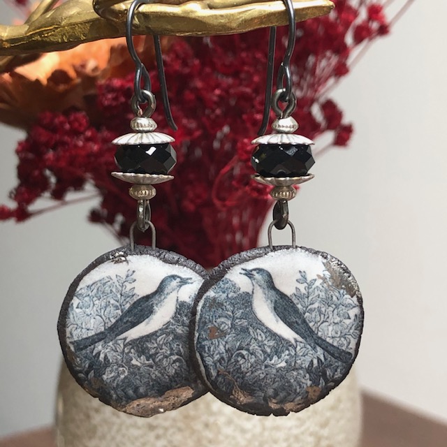 Boucles d'oreilles composées de pendentifs artisanaux en céramique et de perles facettées noires en cristal. Crochets d'oreilles en niobium. Pièces uniques.