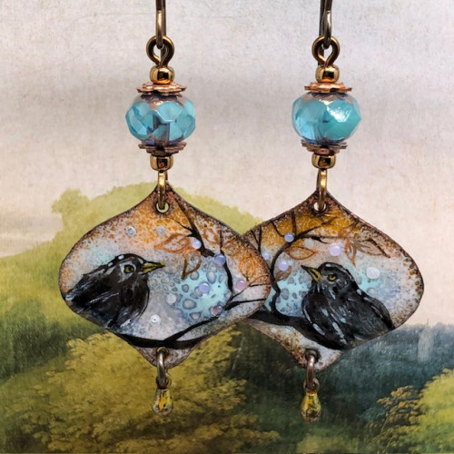 Boucles d'oreilles poétiques composées de pendentifs en cuivre émaillé qui représentent un oiseau dans un paysage automnal. Bijoux uniques.