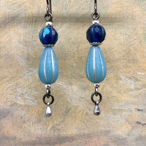 Boucles d'oreilles pendantes vintage composées de perles en verre de Bohême bleu, bleu marine et argent. Bijoux bohèmes de créateur.