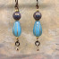Boucles d'oreilles pendantes vintage composées de perles en verre de Bohême bleu, mauve et or. Bijoux bohèmes de créateur.
