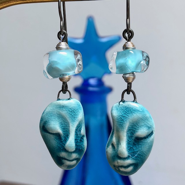 Boucles d'oreilles composées de pendentifs artisanaux en céramique et de perles lampwork. Crochets d'oreilles en niobium. Pièces uniques.