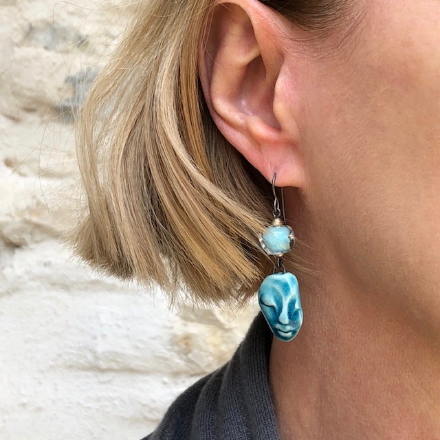 Boucles d'oreilles composées de pendentifs artisanaux en céramique et de perles lampwork. Crochets d'oreilles en niobium. Pièces uniques.